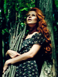 Молодая и стройная рыжая модель