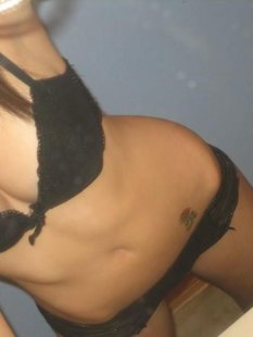 Сняла нижнее белье и показала себя голой