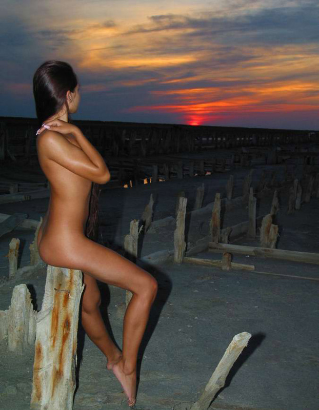 Милашка оголяет свои прелести на природе 4 фото Милашка оголяет свои прелести на природе 4 фото