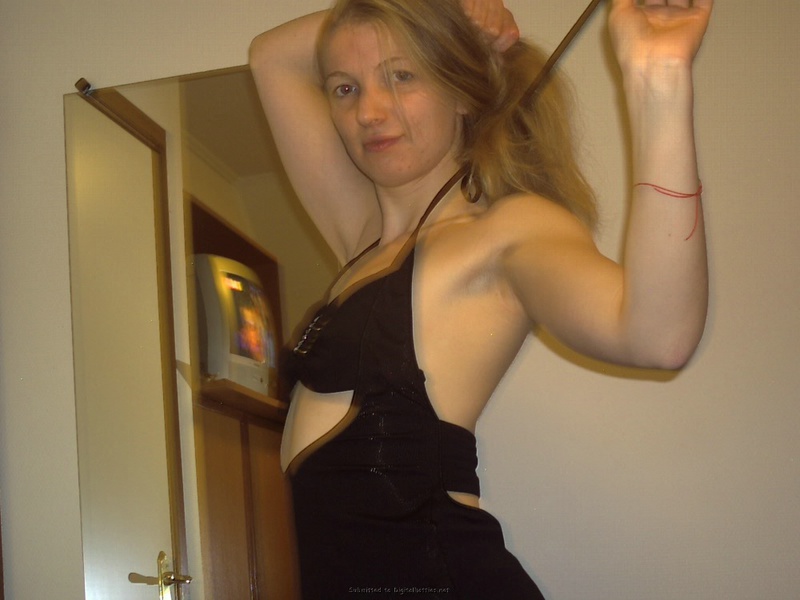 Сучка позирует голой и ощущает вибратор в анусе 1 фото