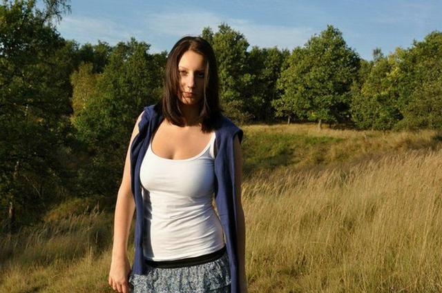 Грудастая девушка собирается позировать на свежем воздухе в поле 1 фото