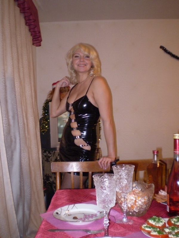 Барышня любит флиртовать в нижнем белье и без него 1 фото