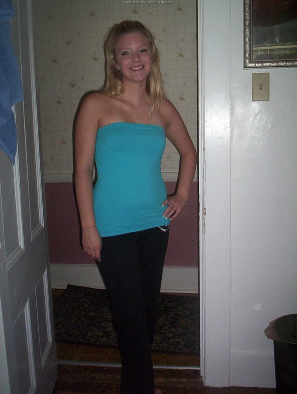 Девица раздевается по нашей просьбе 10 фото Девица раздевается по нашей просьбе 10 фото