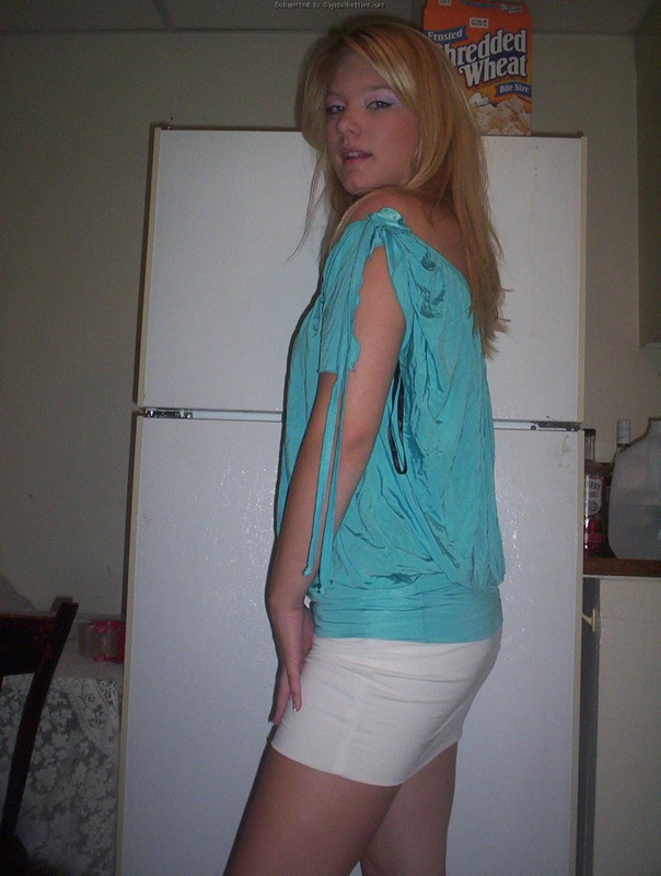 Девица раздевается по нашей просьбе 6 фото Девица раздевается по нашей просьбе 6 фото