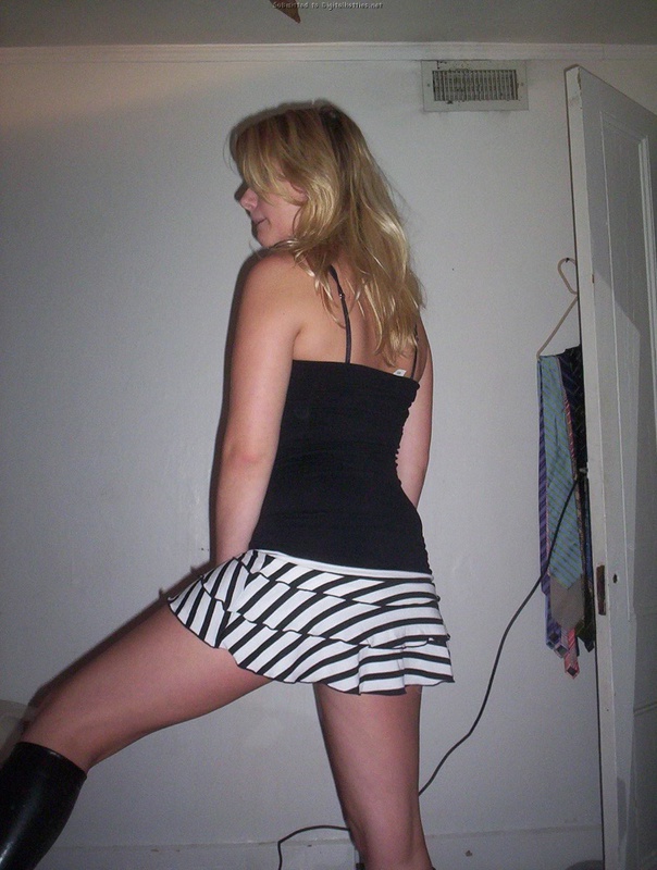 Девица раздевается по нашей просьбе 2 фото Девица раздевается по нашей просьбе 2 фото