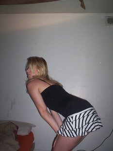 Девица раздевается по нашей просьбе