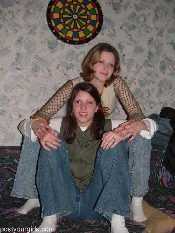 Девица стягивает трусики и дрочит писечку на кроватке 1 фото Девица стягивает трусики и дрочит писечку на кроватке 1 фото