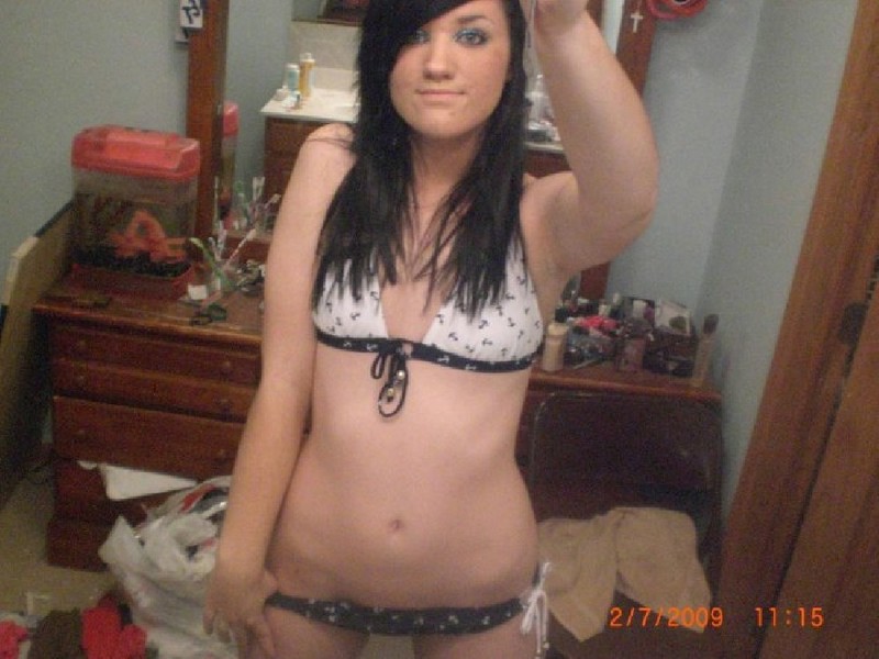 Брюнетка снимает себя голой в зеркале 2 фото Брюнетка снимает себя голой в зеркале 2 фото