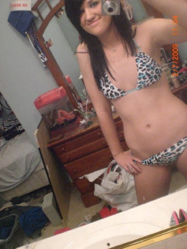Брюнетка снимает себя голой в зеркале 1 фото Брюнетка снимает себя голой в зеркале 1 фото