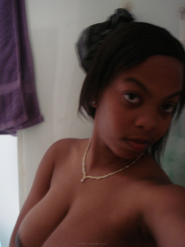 Голая мулатка показала волосатую вагину 6 фото Голая мулатка показала волосатую вагину 6 фото