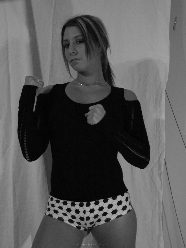 Молодая блонда развлеклась одна 24 фото Молодая блонда развлеклась одна 24 фото