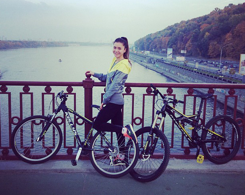 Сексапильная модель показывает идеальное тело 3 фото