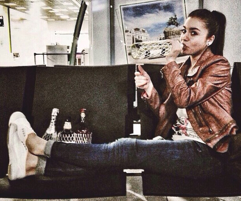 Сексапильная модель показывает идеальное тело 5 фото