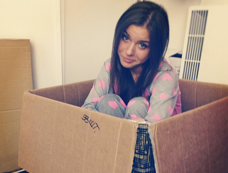 Сексапильная модель показывает идеальное тело 4 фото