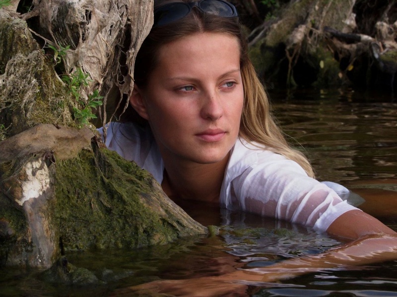 Аппетитная куколка позирует на речке в белых трусиках 7 фото Аппетитная куколка позирует на речке в белых трусиках 7 фото