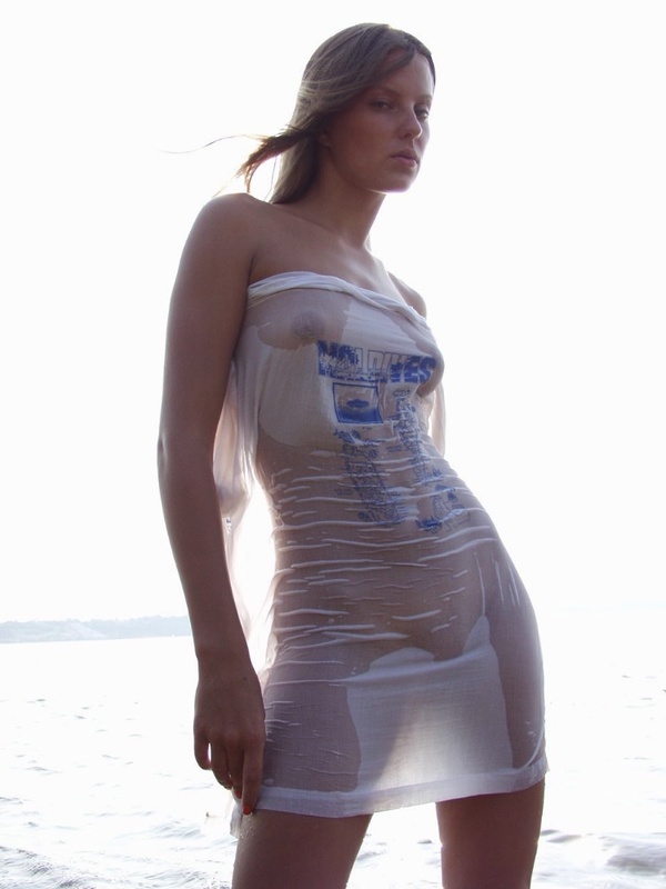 Аппетитная куколка позирует на речке в белых трусиках 18 фото Аппетитная куколка позирует на речке в белых трусиках 18 фото