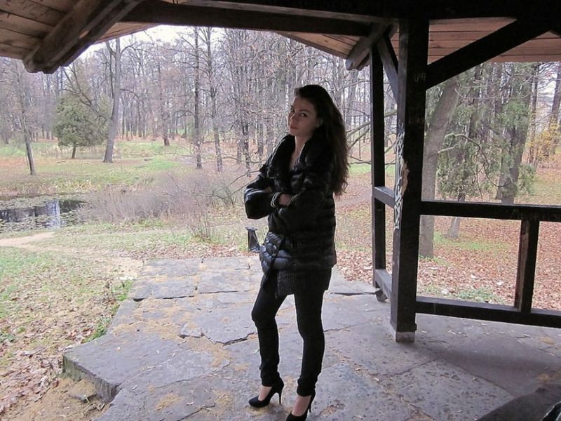 Эксгибиционистка прогуливается по осеннем парку в туфельках 8 фото Эксгибиционистка прогуливается по осеннем парку в туфельках 8 фото