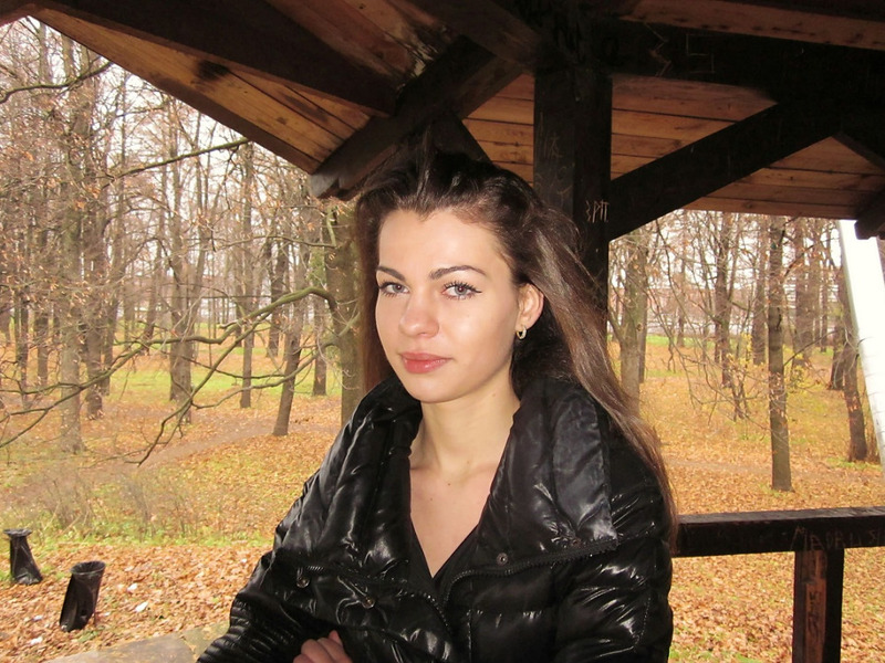 Эксгибиционистка прогуливается по осеннем парку в туфельках 7 фото Эксгибиционистка прогуливается по осеннем парку в туфельках 7 фото