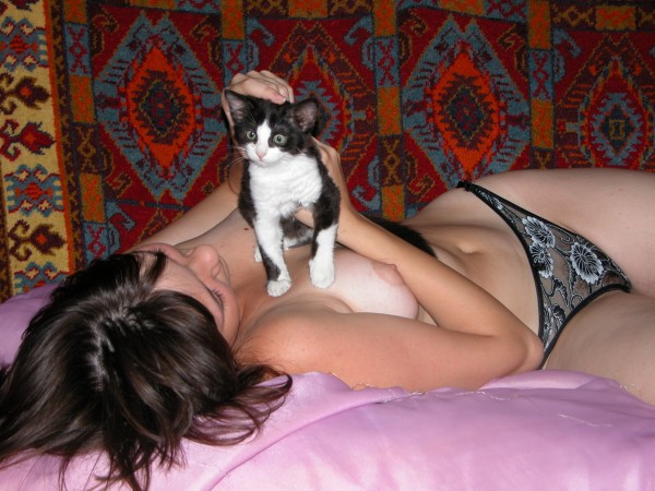 Давалка с радостью покажет всем свое тело у себя в комнате 9 фото Давалка с радостью покажет всем свое тело у себя в комнате 9 фото