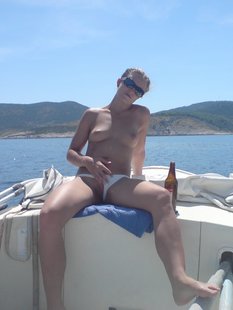 Разделась на природе и показала вагину