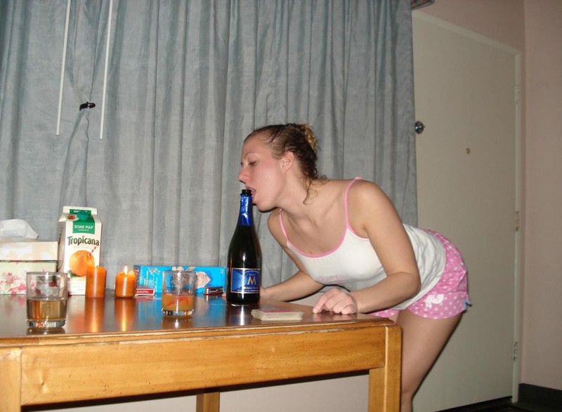 Баба радостно трахает себя секс игрушкой 3 фото