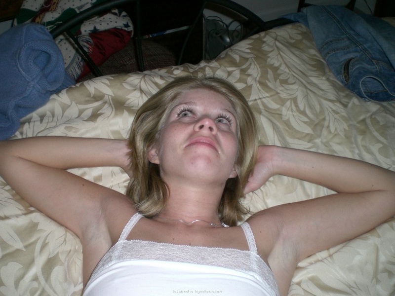 Сексапильная блондинка выпила и позирует голой 24 фото