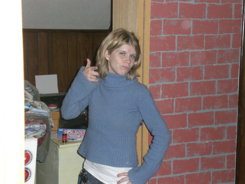 Сексапильная блондинка выпила и позирует голой 25 фото