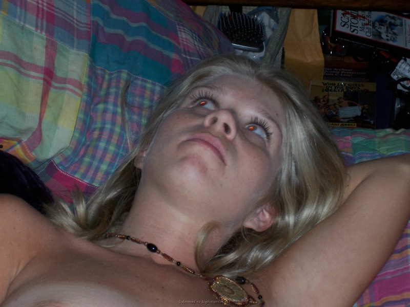 Сексапильная блондинка выпила и позирует голой 11 фото