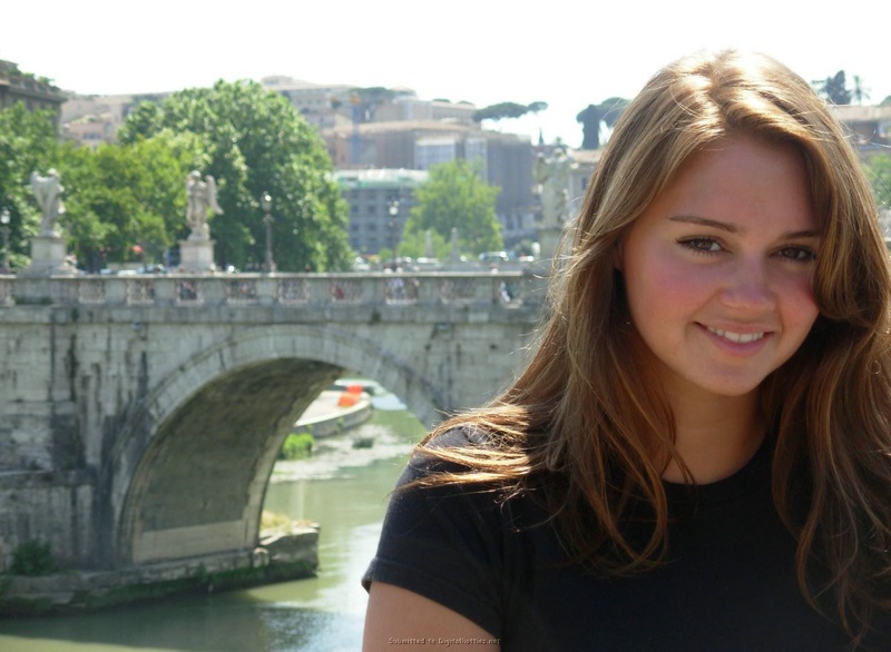 Грудастая куколка отдыхает на курорте с любовником 4 фото