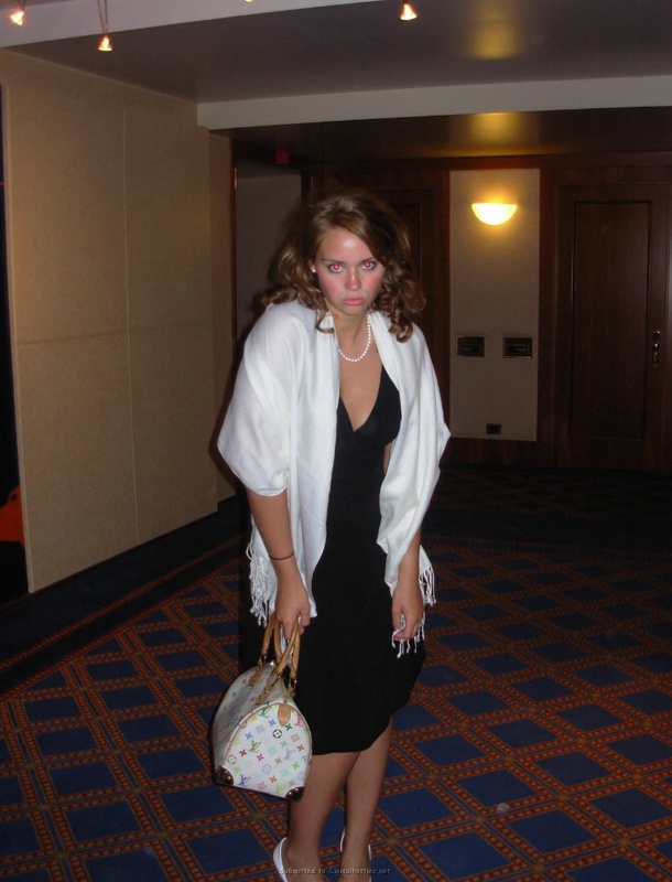 Грудастая куколка отдыхает на курорте с любовником 14 фото