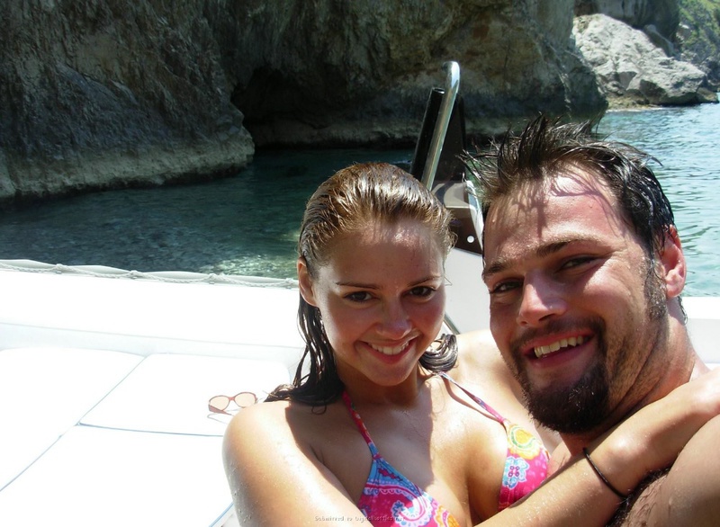 Грудастая куколка отдыхает на курорте с любовником 2 фото