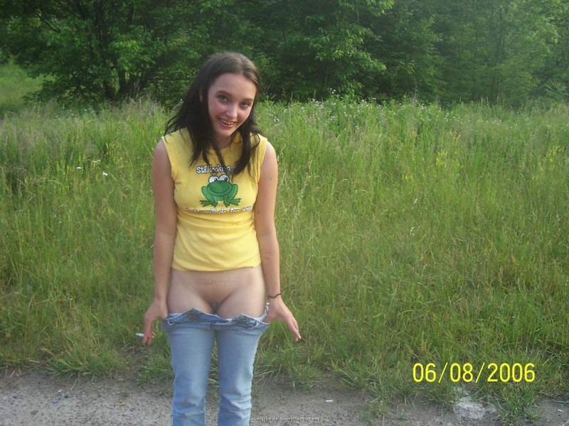 Девка показывает сочную писю возле автомобиля 7 фото Девка показывает сочную писю возле автомобиля 7 фото