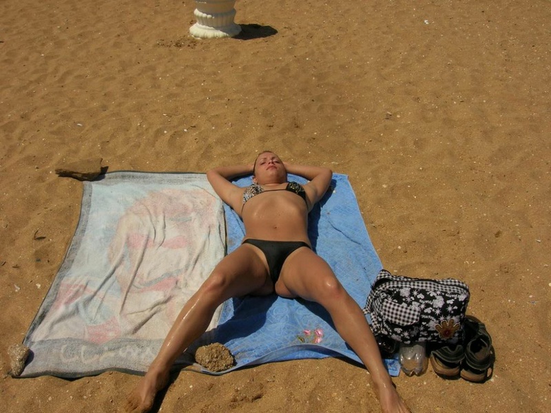 Игривая девка обожает выделываться на камеру 7 фото