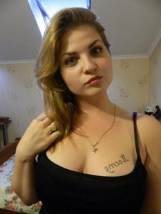 Красивая полная девка разделась