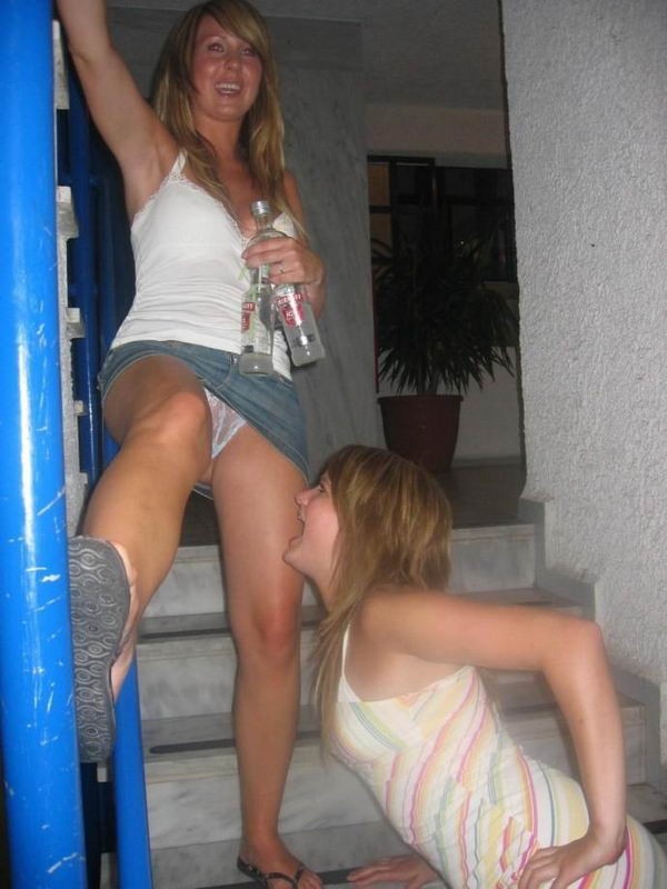 Грудастые бунтарки бесятся и развлекаются 1 фото Грудастые бунтарки бесятся и развлекаются 1 фото