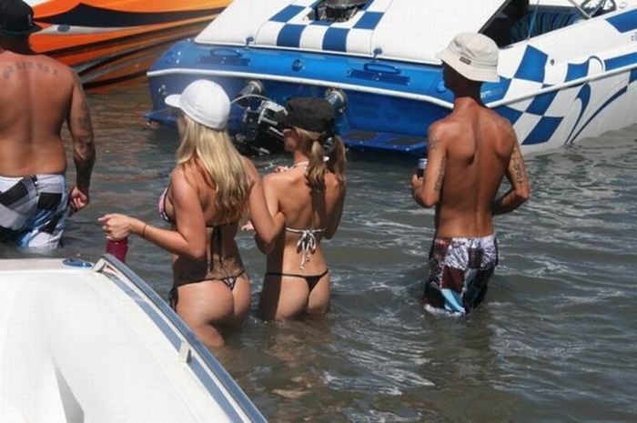 Грудастые бунтарки бесятся и развлекаются 15 фото Грудастые бунтарки бесятся и развлекаются 15 фото