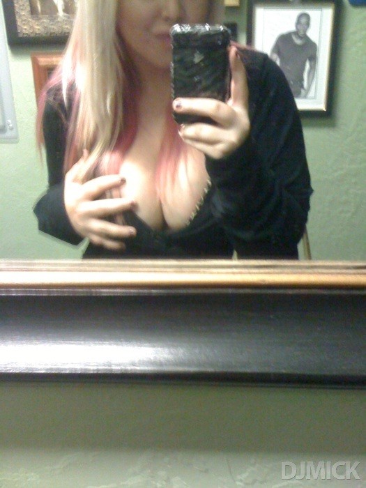Селфи в зеркале сексуальных девушек 3 фото Селфи в зеркале сексуальных девушек 3 фото
