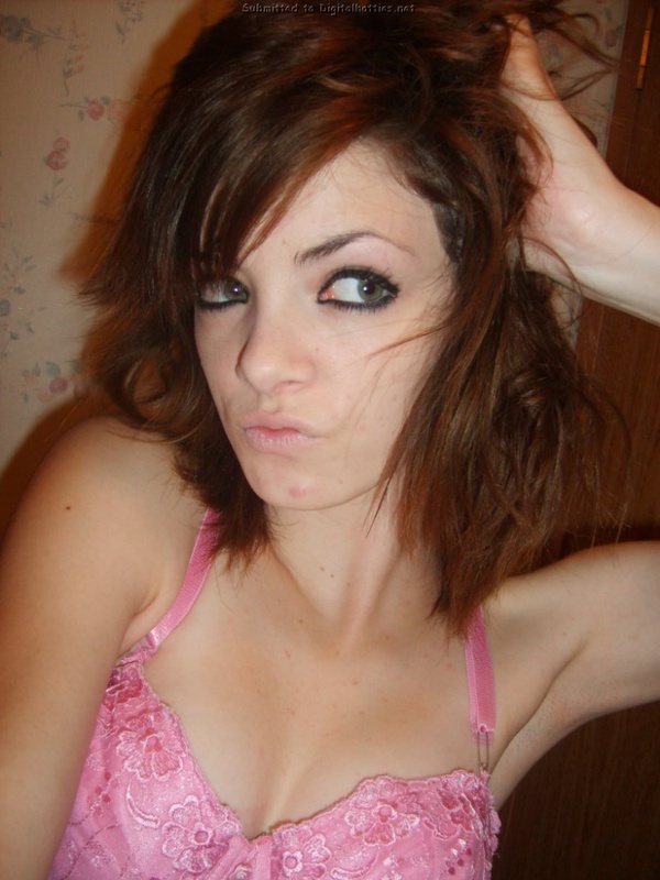 Эмо-девушка позирует возле зеркала в одиночестве 6 фото Эмо-девушка позирует возле зеркала в одиночестве 6 фото