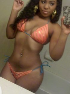 Снимают себя в нижнем белье дома