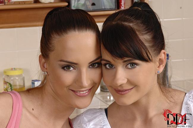 Девушки целуются и делают минет парню на кухне 11 фото Девушки целуются и делают минет парню на кухне 11 фото