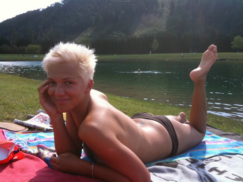 Ласкает влажную вагину дома 8 фото Ласкает влажную вагину дома 8 фото