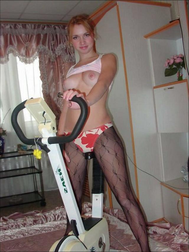 Рыжая девушка в чулках и сапожках скучает дома одна 4 фото Рыжая девушка в чулках и сапожках скучает дома одна 4 фото