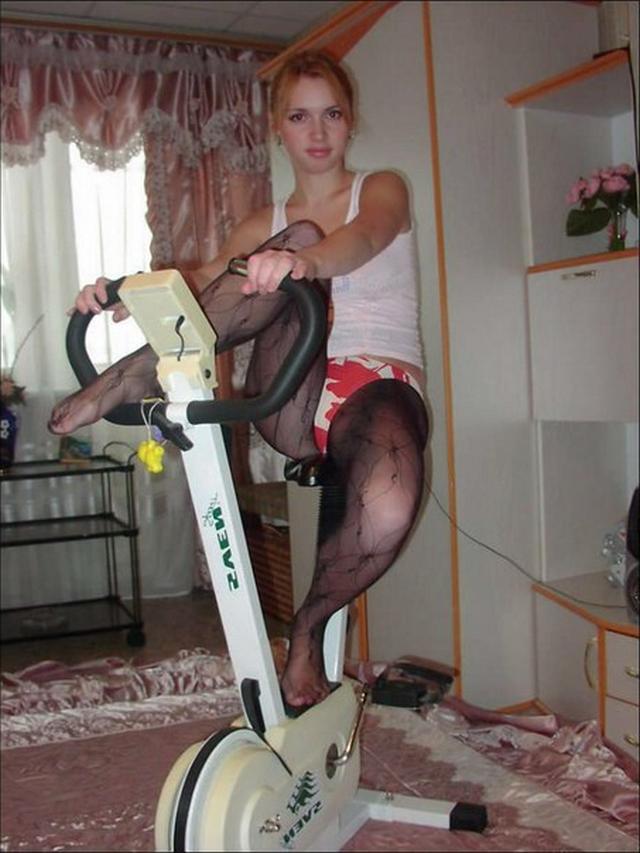 Рыжая девушка в чулках и сапожках скучает дома одна 11 фото Рыжая девушка в чулках и сапожках скучает дома одна 11 фото