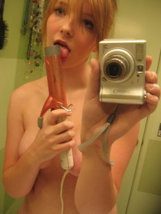 Тупая сучка жарит себе влагалище игрушкой