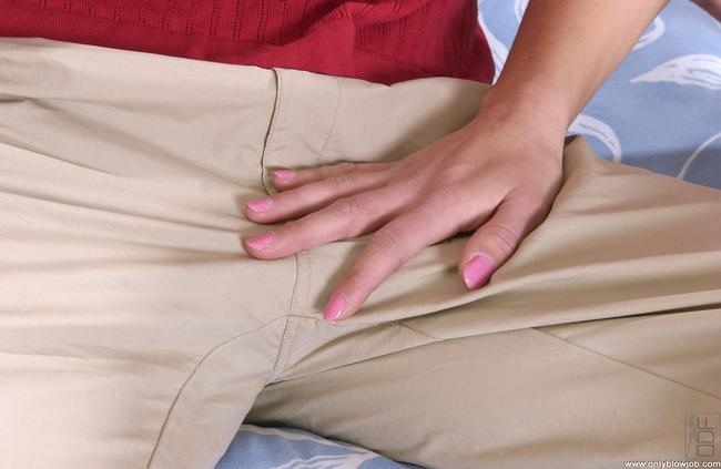 Сосет ему писюн и заодно теребит писю 1 фото Сосет ему писюн и заодно теребит писю 1 фото