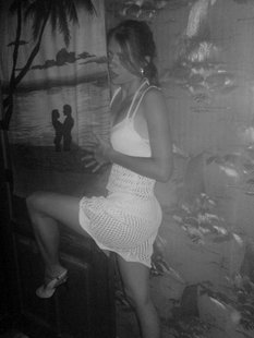 Озорная девушка сосет член полового партнера