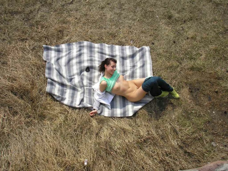 Сентиментальная брюнетка трахается и позирует в одиночестве 16 фото Сентиментальная брюнетка трахается и позирует в одиночестве 16 фото