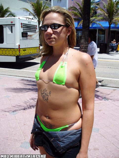 Кавалеры трахают озорную девушку в автомобиле 1 фото Кавалеры трахают озорную девушку в автомобиле 1 фото