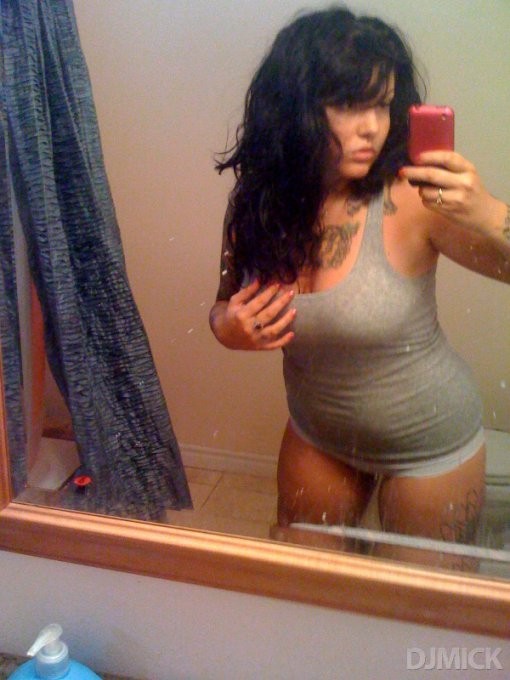 Модные потаскухи позируют возле зеркал 3 фото Модные потаскухи позируют возле зеркал 3 фото