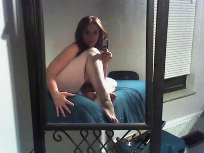 Модные потаскухи позируют возле зеркал 2 фото Модные потаскухи позируют возле зеркал 2 фото